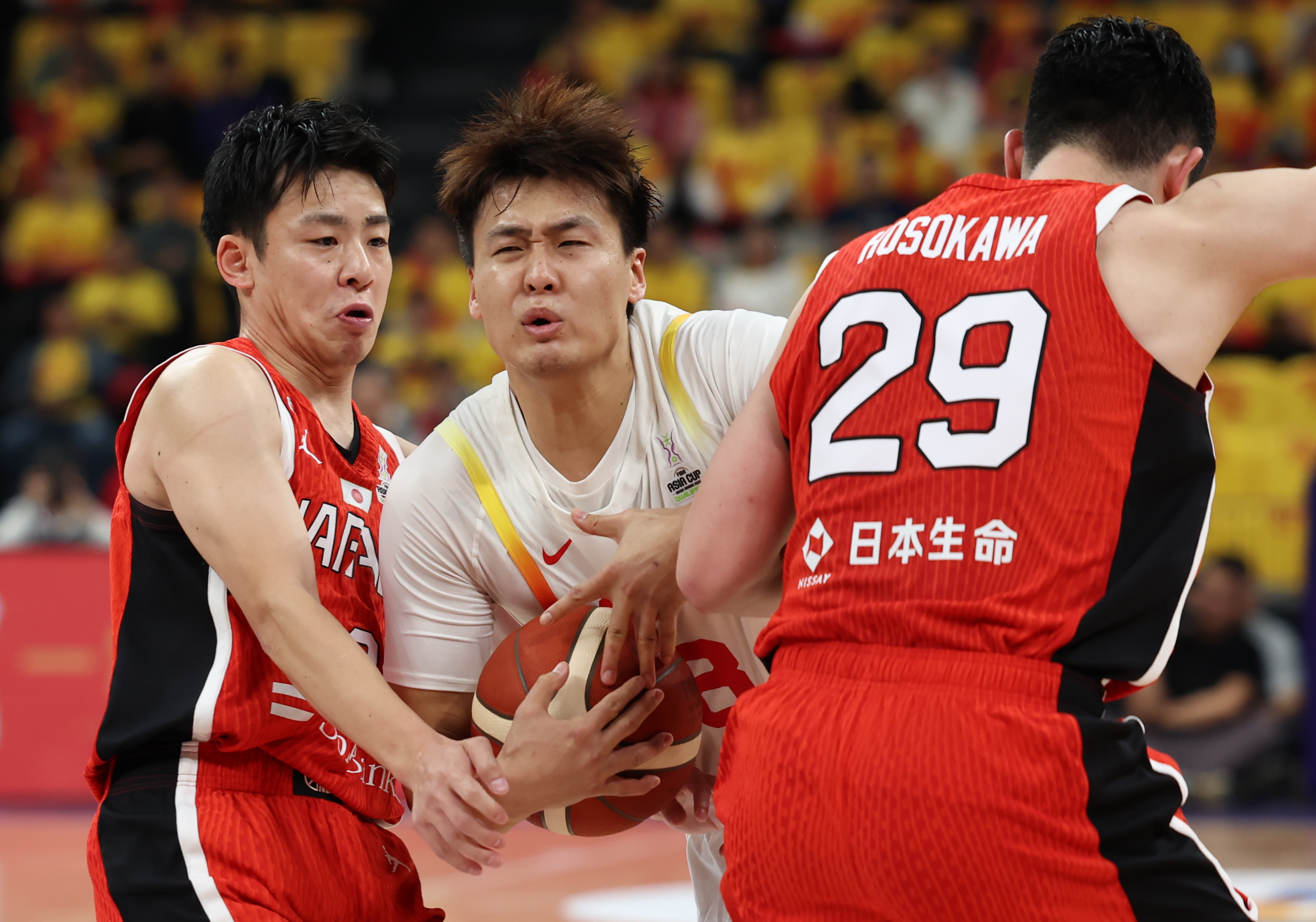 决胜一击!职业篮球赛场上紧张刺激的比赛 决胜一击!职业篮球赛场上紧张刺激的比赛