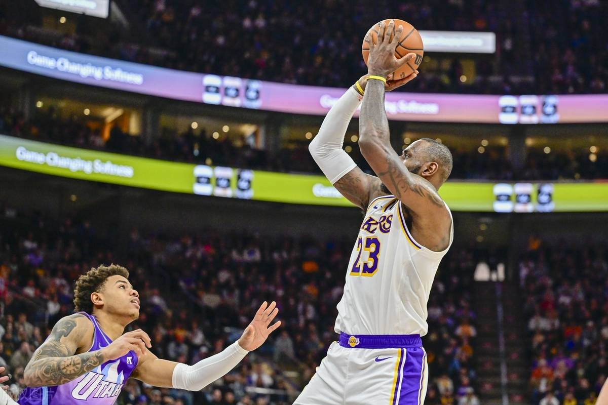 詹姆斯复出首战，三连败状态火爆，引发争议成为焦点！