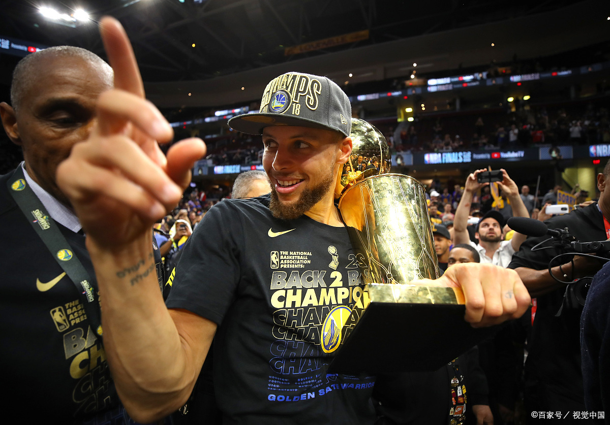 库里回归赛场,突破纪录首场状态亮眼,尤文图斯观众沸腾! 库里回归赛场,突破纪录首场状态亮眼,尤文图斯观众沸腾!